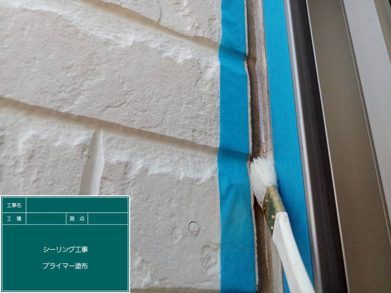 サッシ周りの外壁継ぎ目にプライマーを塗布